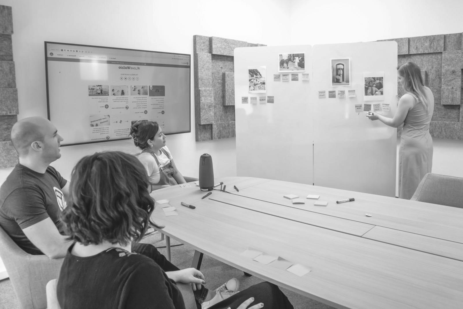 Espace collaboratif moderne avec équipes travaillant ensemble